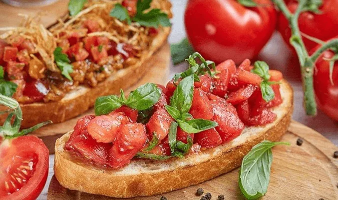 Классическая брускетта с помидорами и базиликом