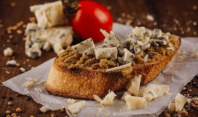 Брускетта с оливками и сыром с плесенью