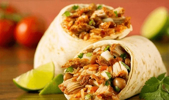 Буррито с курицей, рисом и фасолью