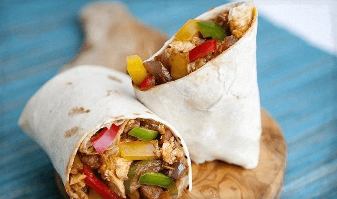 Буррито с курицей, сладким перцем и маринованным луком