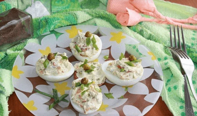 Яйца, фаршированные кальмарами и зеленым горошком