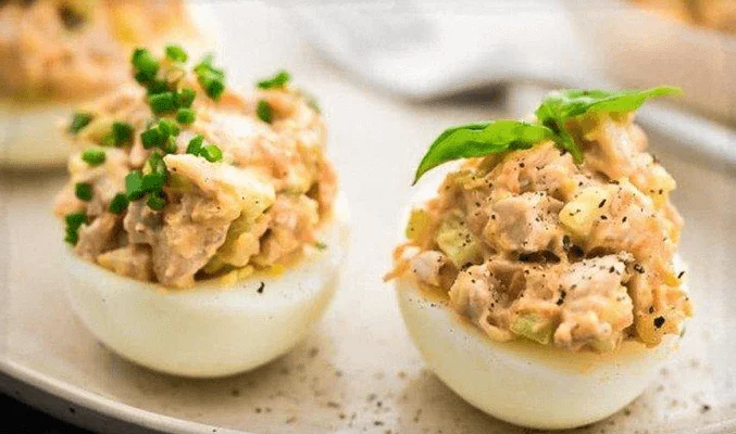 Фаршированные яйца с курицей и сельдереем