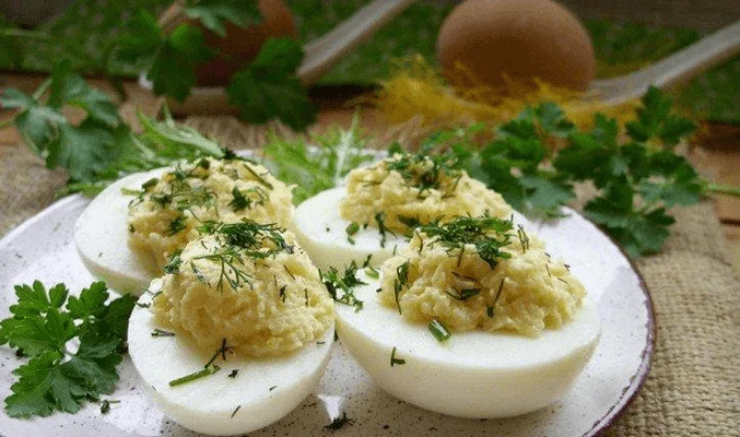 Фаршированные яйца с сыром