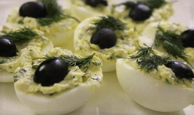 Фаршированные яйца с маслинами и оливками