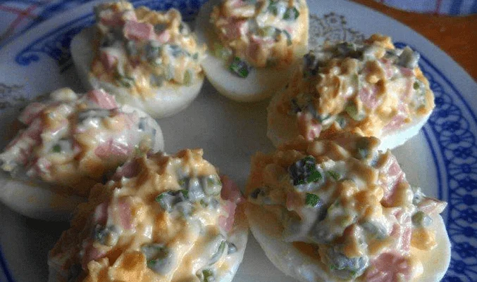 Фаршированные яйца с колбасой