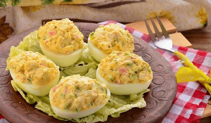 Яйца, фаршированные крабовыми палочками