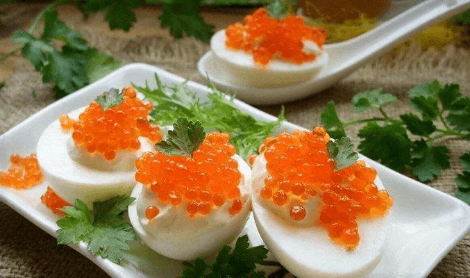 Фаршированные яйца с красной икрой