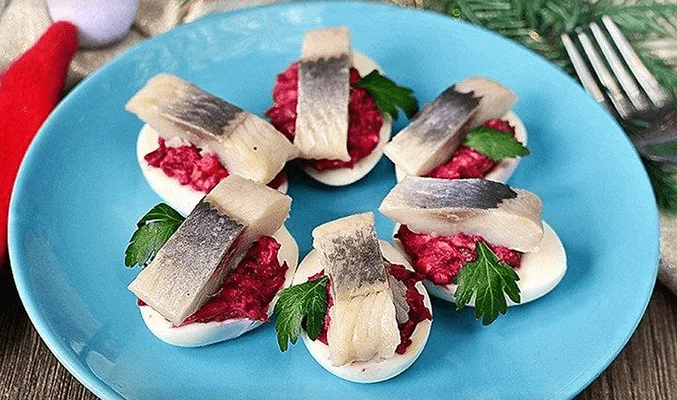 Яйца, фаршированные селедкой и свеклой