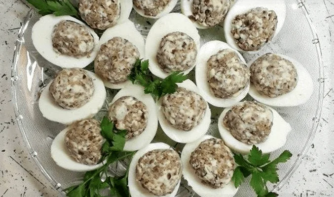 Фаршированные яйца с сушеными лесными грибами
