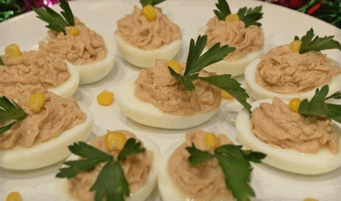 Яйца, фаршированные печенью трески