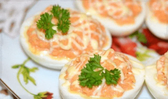 Фаршированные яйца с морковью