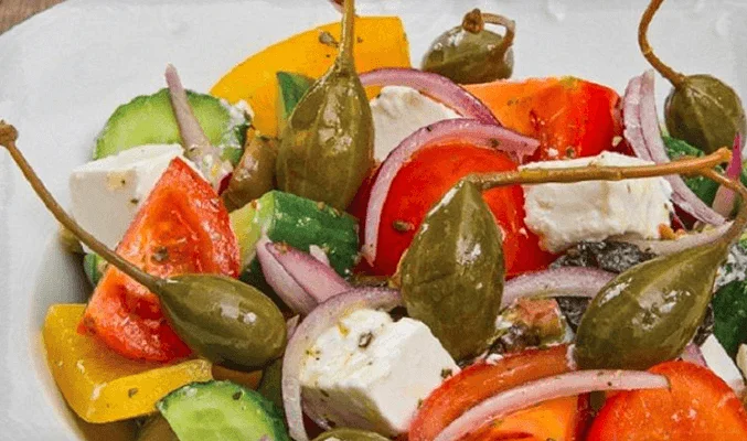 Греческий салат с каперсами