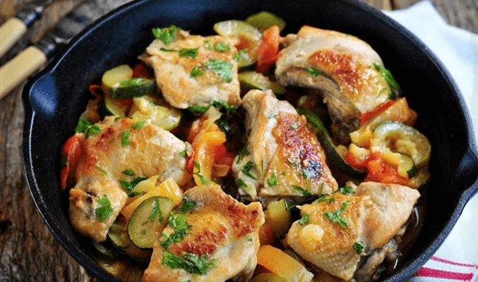 Курица с кабачками на сковороде