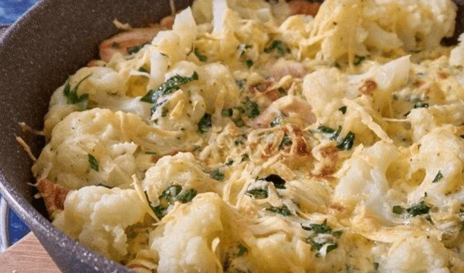 Курица с цветной капустой на сковороде