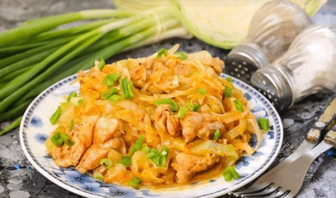 Курица с капустой на сковороде