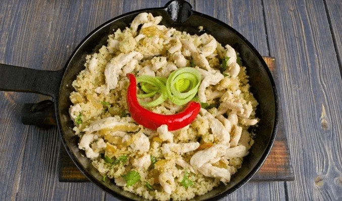 Курица с кускусом на сковороде