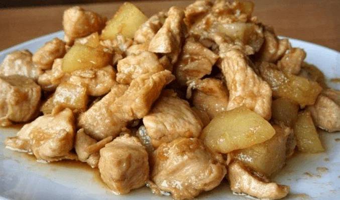 Курица с ананасами на сковороде