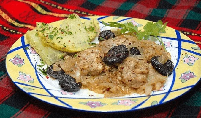 Курица с черносливом на сковороде