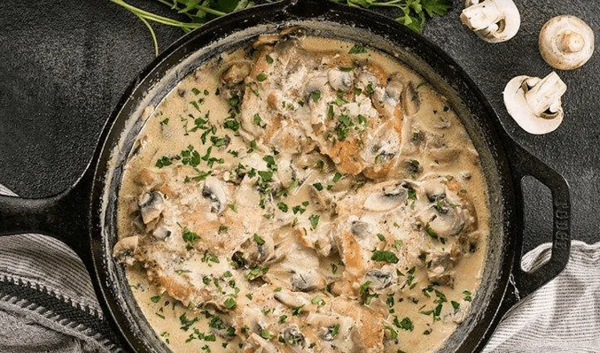 Курица в сливочно-грибном соусе