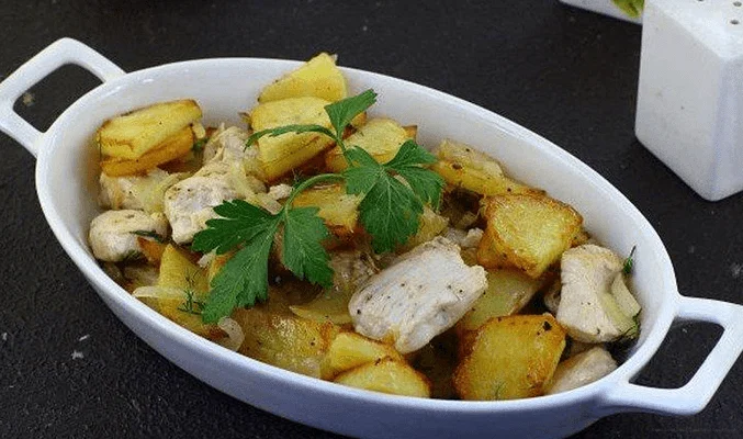 Курица с картошкой на сковороде