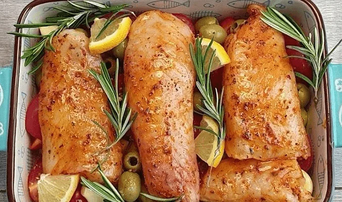 Семга, запеченная с оливками, лимоном и розмарином