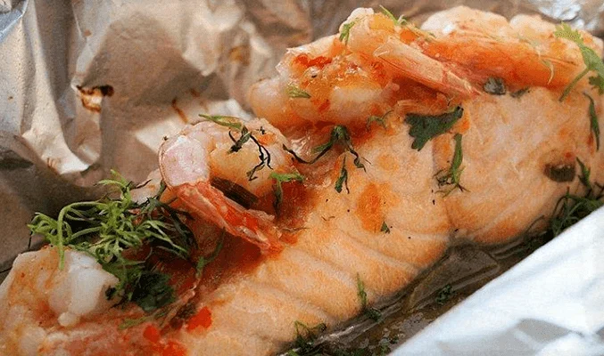 Красная рыба с креветками в духовке