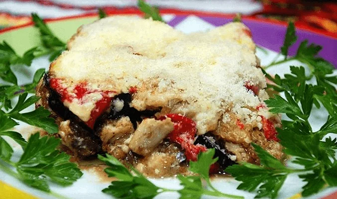Красная рыба, запеченная с баклажанами и сыром