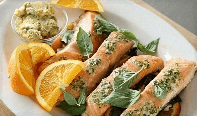 Красная рыба, запеченная с апельсинами, чесноком и мятой