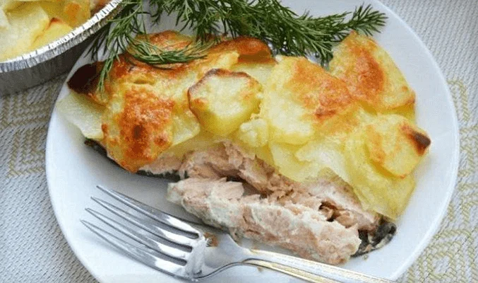 Красная рыба, запеченная с картофелем и сыром