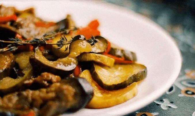 Соте с овощами, огурцами и соевым соусом