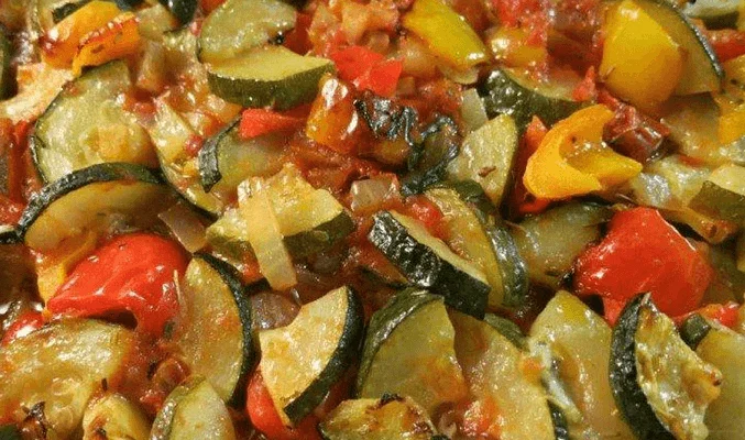 Соте из овощей с яблоками и сметаной