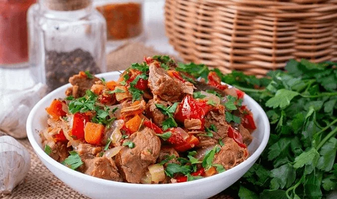 Говядина, тушенная с болгарским перцем