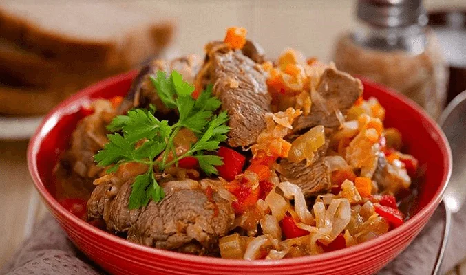 Тушеная говядина с капустой