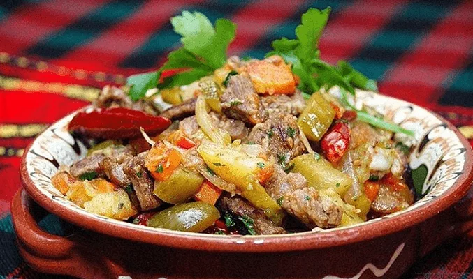 Говядина, тушенная с солеными огурцами