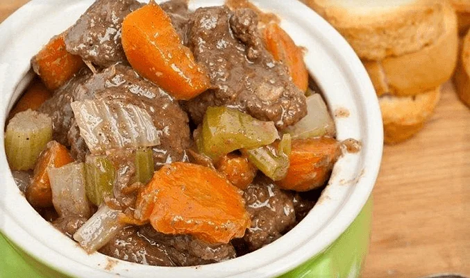 Тушеная говядина с морковью и сельдереем