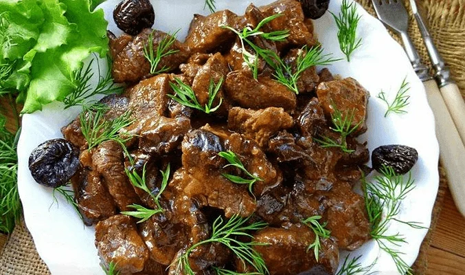 Тушеная говядина с черносливом