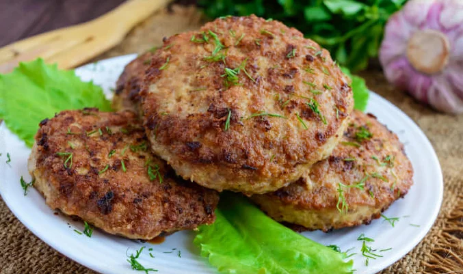 Необыкновенно вкусные котлетки из говядины с сыром, базиликом и каперсами. \ Фото: edinstvennaya.ua.