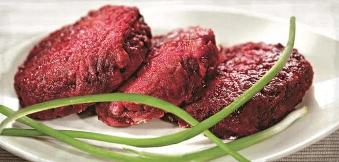 Котлеты свекольные с изюмом. \ Фото: gastronom.ru.