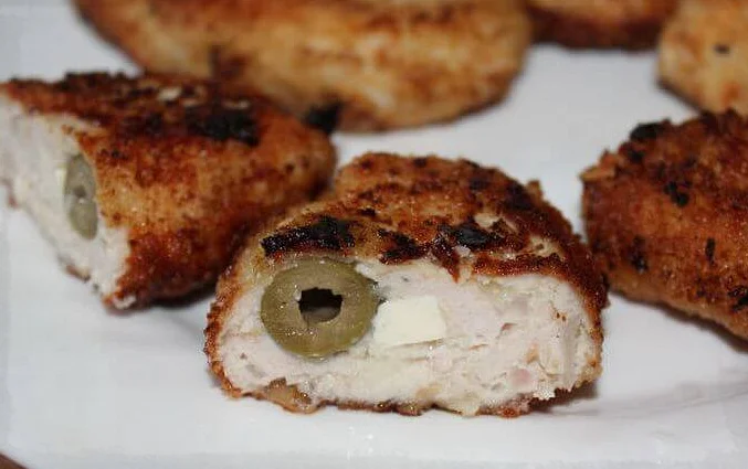 Нежные котлеты из индейки с оливками. \ Фото: russianfood.com.