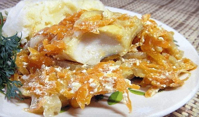 Филе минтая с луком и морковью