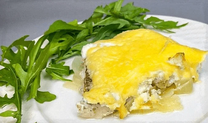 Филе минтая, запеченное под сырным соусом