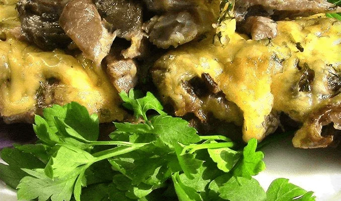 Филе минтая, запеченное с грибами