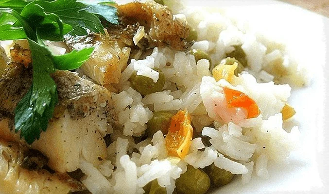 Филе минтая с овощами и рисом