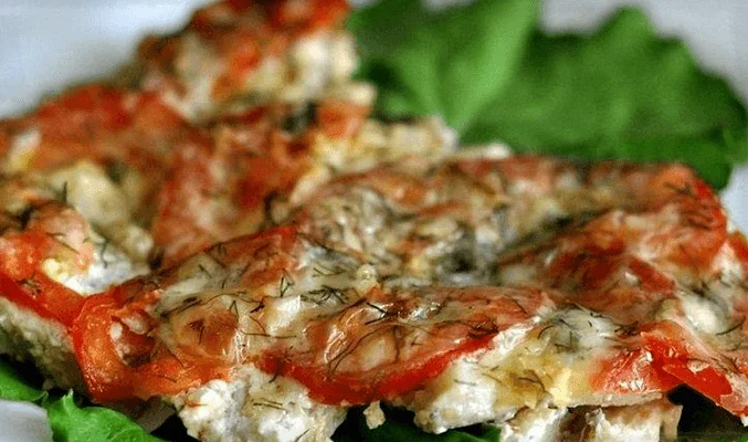 Филе минтая, запеченное с сыром и помидорами
