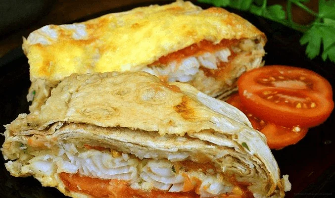 Филе минтая, запеченное с помидорами в лаваше