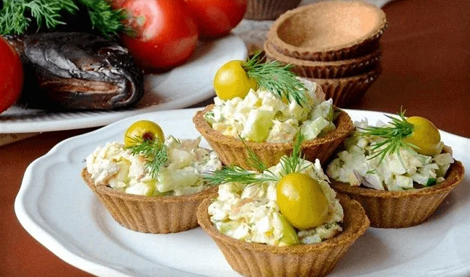Тарталетки с семгой и свежим огурцом