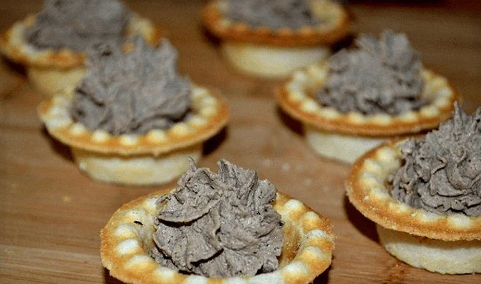 Тарталетки с начинкой из куриного паштета