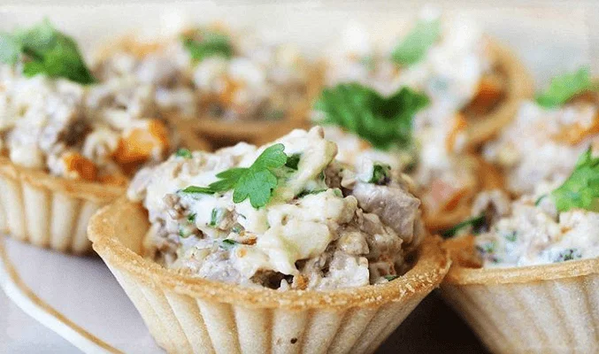 Тарталетки с курицей и грибами