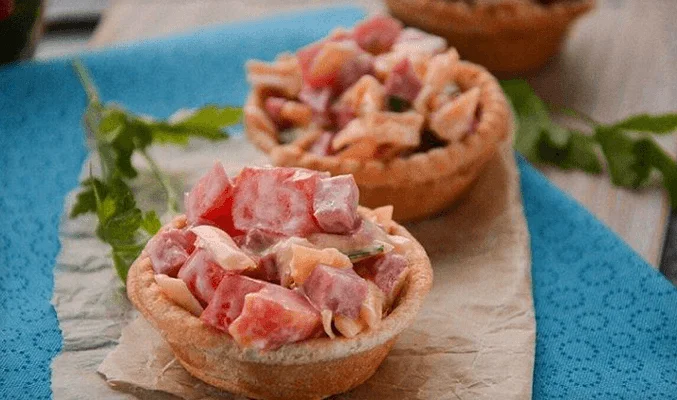 Тарталетки с помидорами, ветчиной и сыром