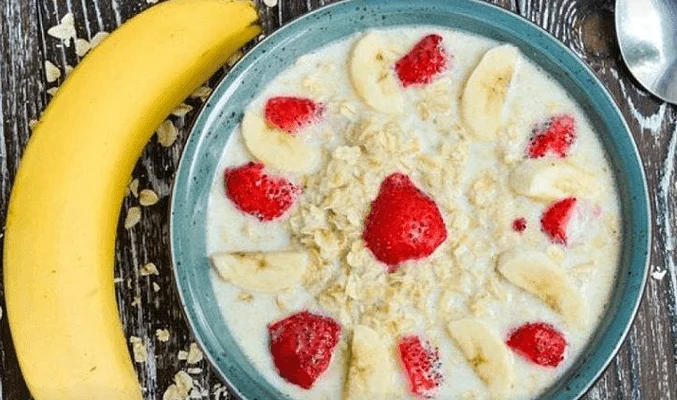 Каша из овсянки с клубникой и бананом